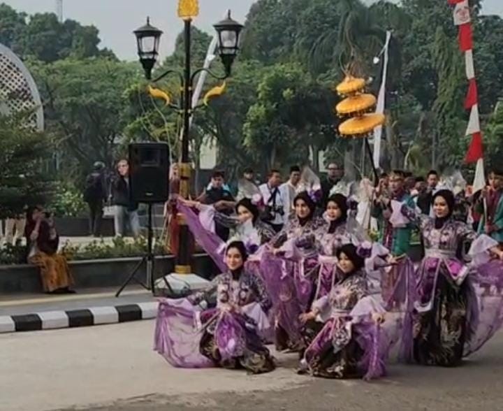 Tampil Memukau di Hadapan Wamenag dan Bupati, Tim Tari MAN 1 Bogor Curi Perhatian Ribuan Peserta
