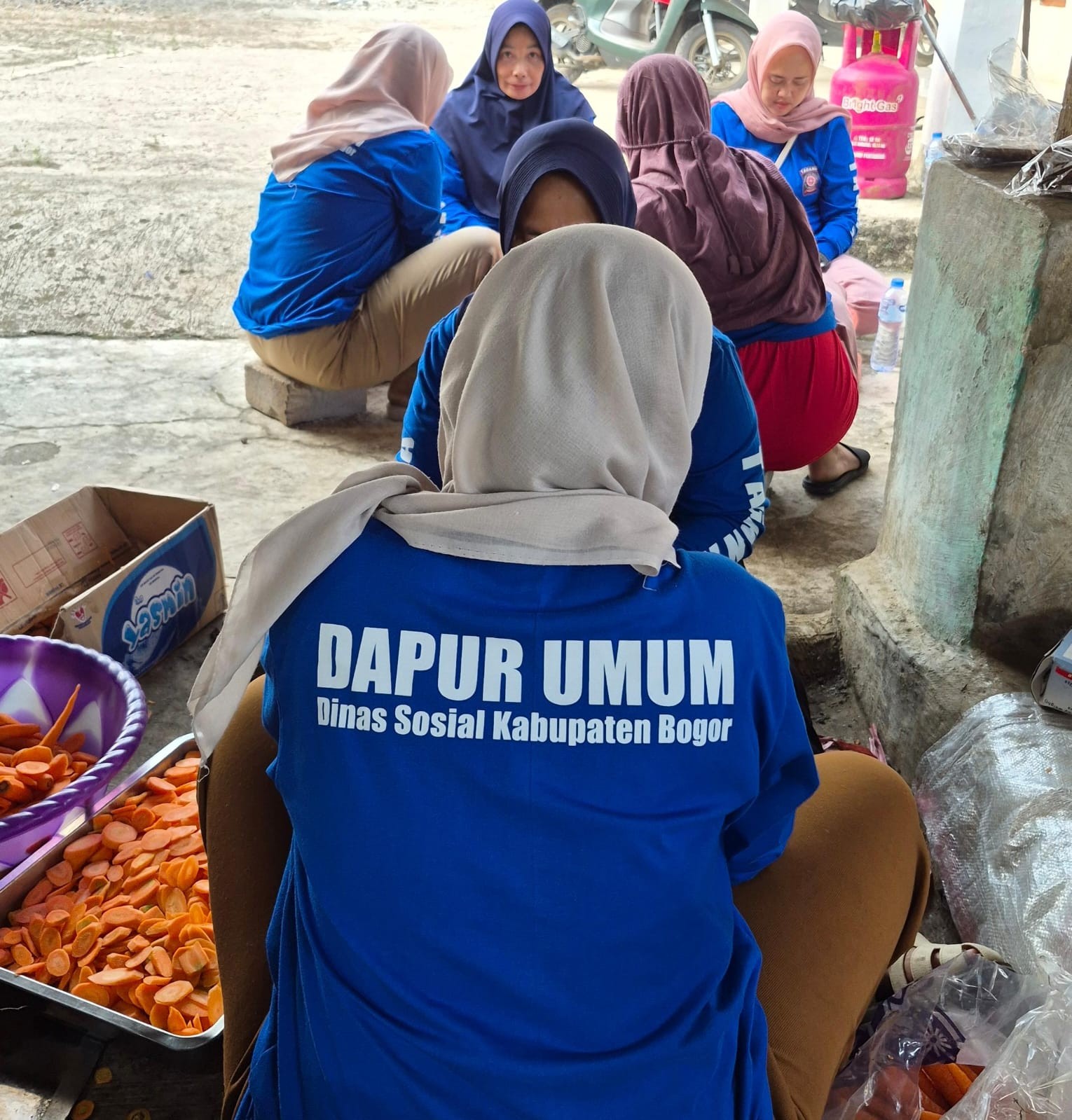 4.000 Nasi Bungkus dan 1.200 Kopi untuk Pejuang Api TPAS Galuga